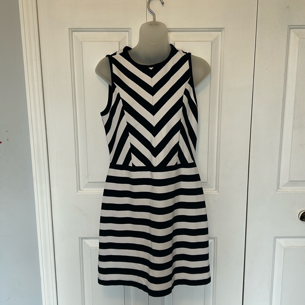 Loft sz 6 Sleeveless striped black and white stretchy dress GUC W60